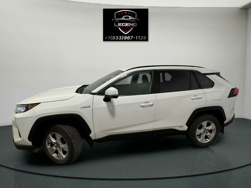 2020 Toyota Rav4 LE Hybrid / Clean Carfax