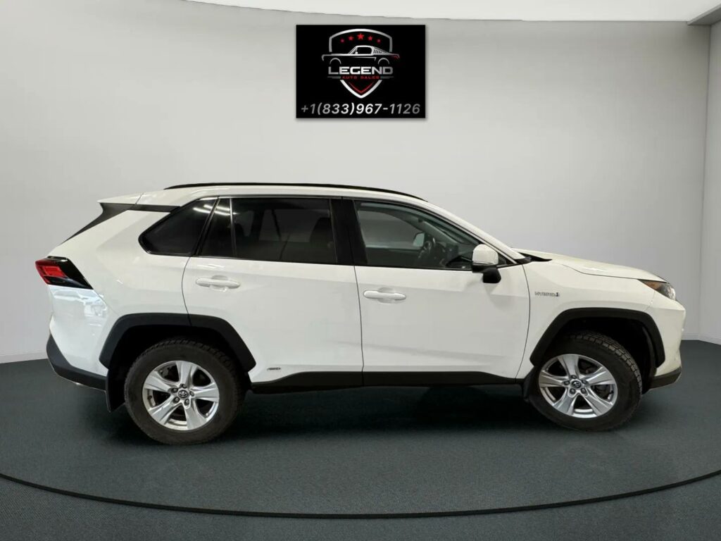 2020 Toyota Rav4 LE Hybrid / Clean Carfax
