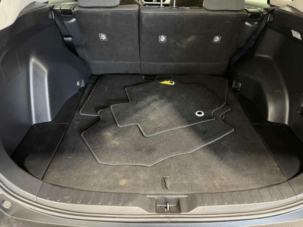 2020 Toyota Rav4 LE Hybrid / Clean Carfax